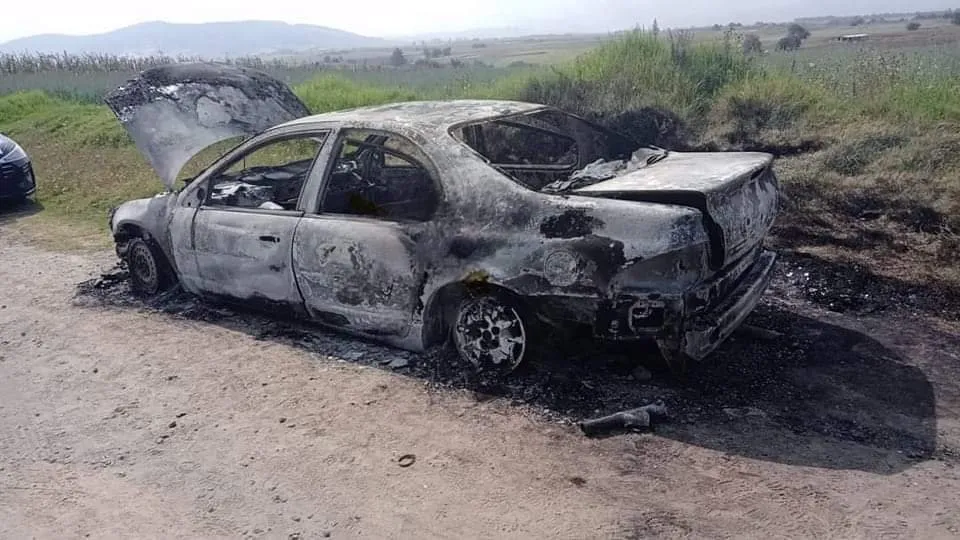 Abandonan a uno sin vida en auto y le prenden fuego en Toluca