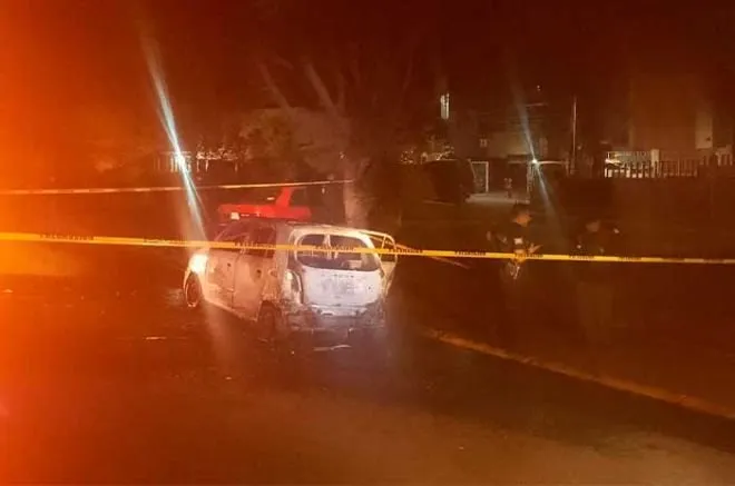 Incendian automóvil con una persona en su interior en Tecámac 2