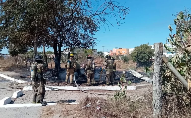 Casa de láminas queda reducida a cenizas tras incendio en Mazatlán